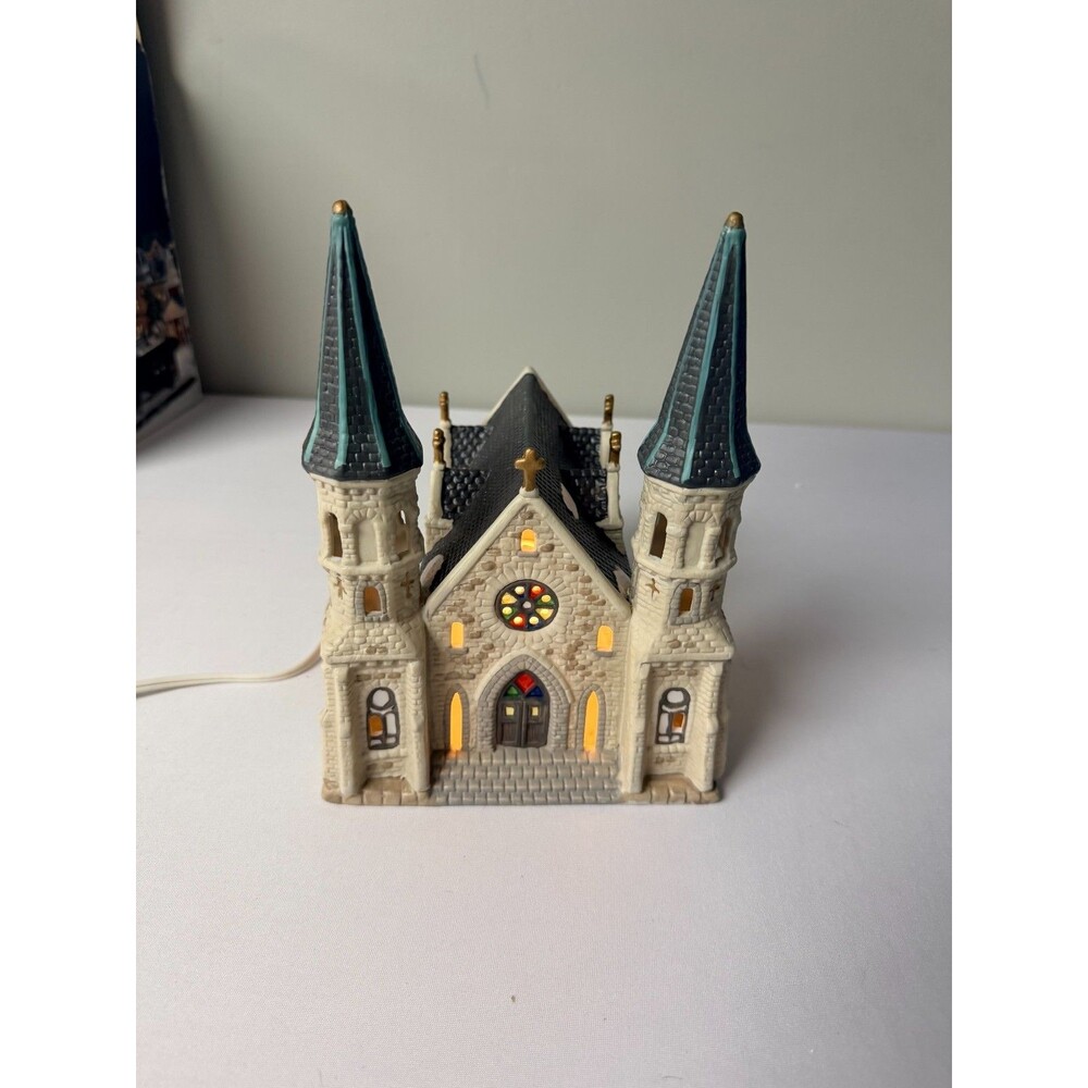 Dickens Keepsake O'Well 1994 Two Steeple Cathedral Lighted House Box